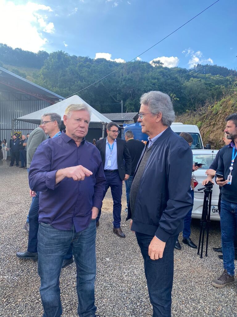  - Foto: Deputado Berlanda em conversa com o Presidente da Celesc, Tarcísio Rosa, durante ato da Celesc no município de Ibiam.