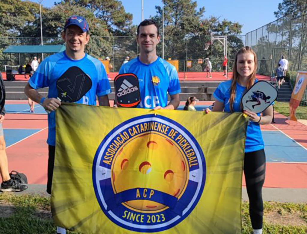 Dupla é campeã no Pickleball