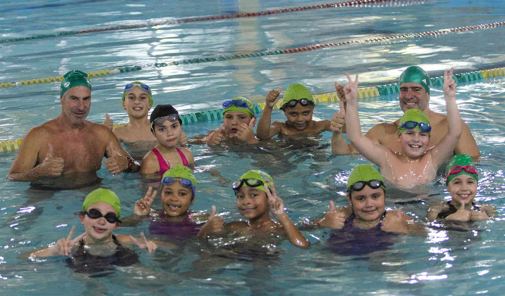 Projeto ensina crianças de escolas públicas a nadar e superar medos