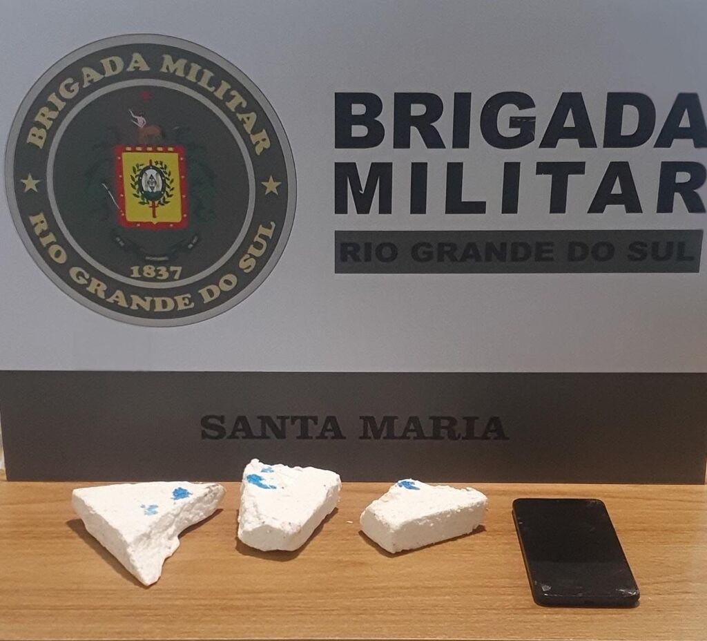 Foto: Brigada Militar (Divulgação) - Cocaína apreendida em sacola jogada para fora do carro pesou 560 gramas