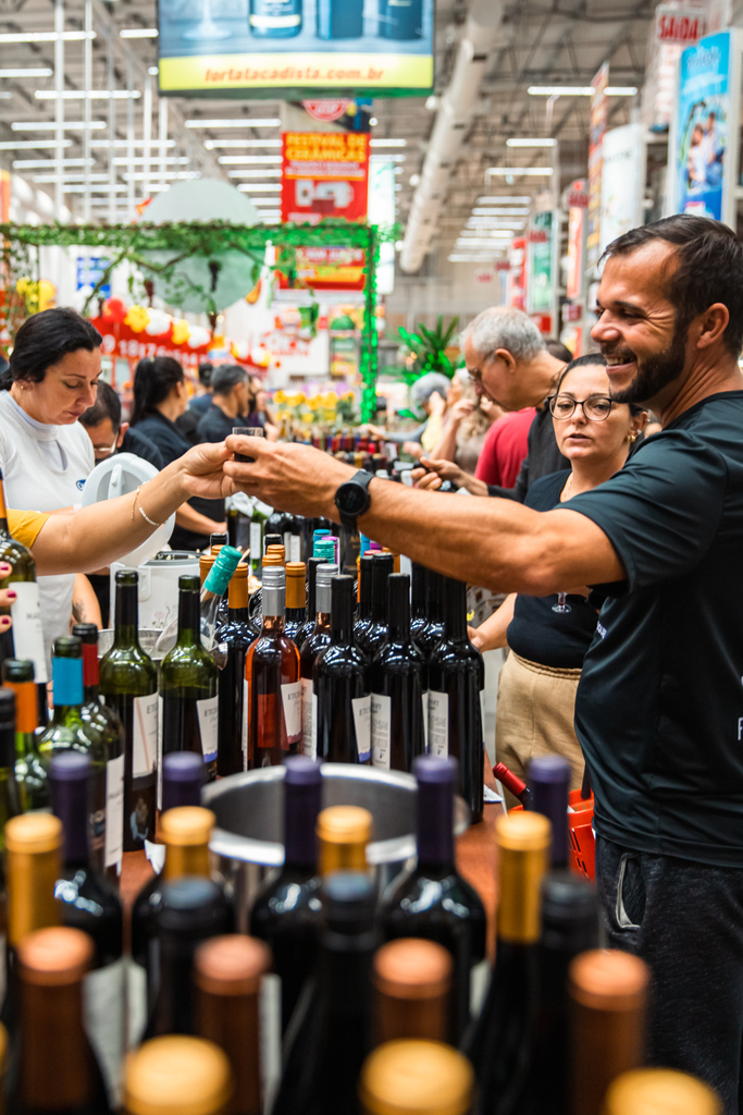 Festival Mundo dos Vinhos tem música ao vivo e degustação de queijos, massas e vinhos; confira o calendário e quais cidades recebem o evento