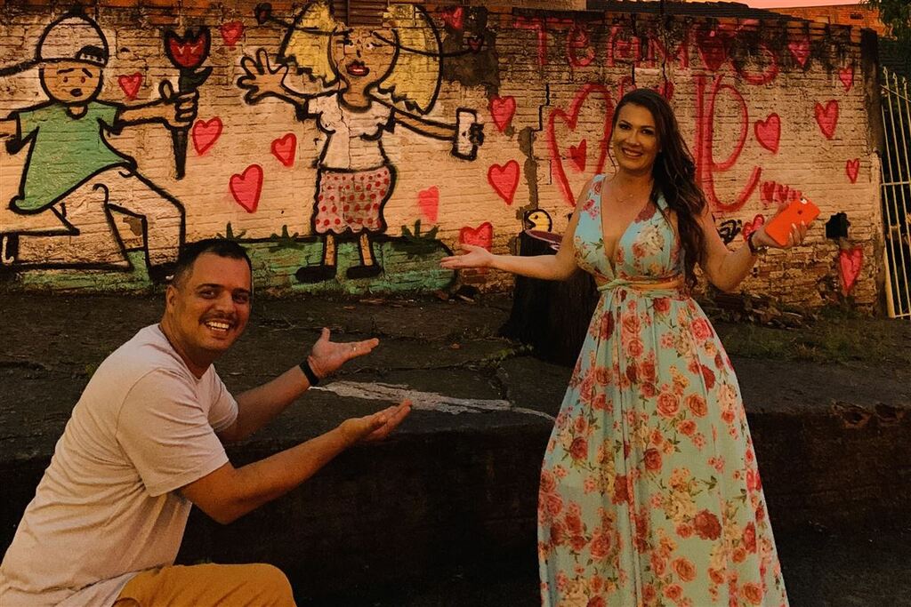 Foto: arquivo pessoal - No dia do casamento, Bruno e Aline foram até a frente de um muro pintado por ele para registrar a data especial