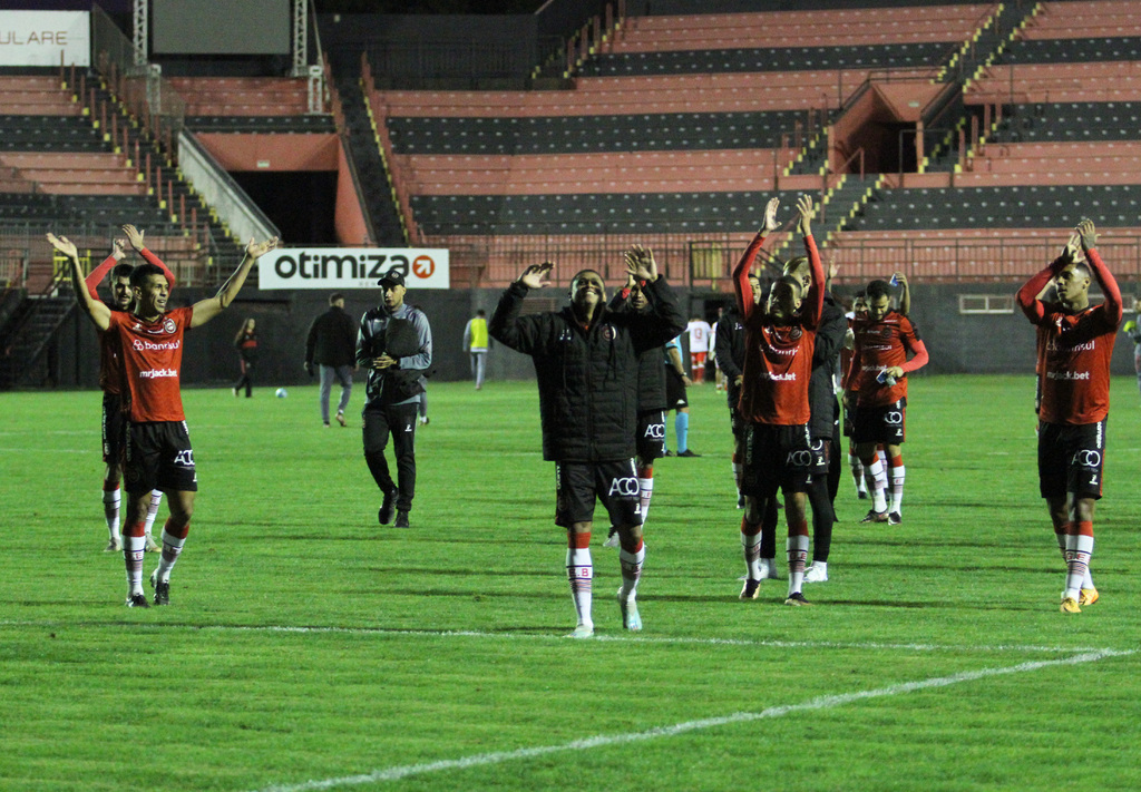 Foto: Carlos Queiroz - DP - Jogadores celebraram a vitória com os torcedores que acompanharam a partida no prédio atrás do estádio
