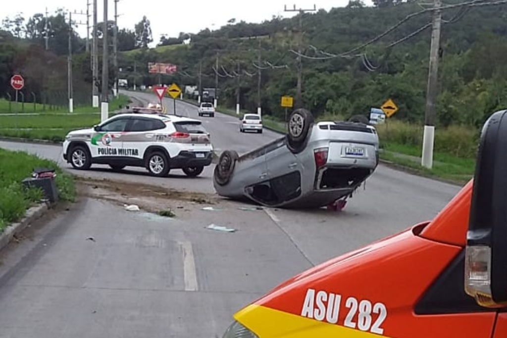 Carro capota na Volta da Taboa