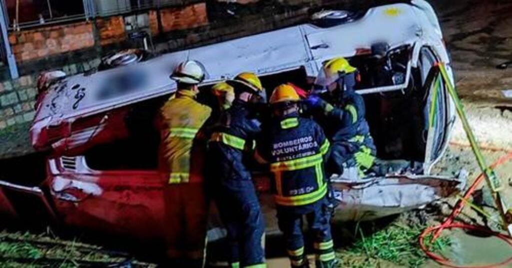 Kombi com cinco ocupantes capota na BR-470 e deixa feridos, em Indaial (SC)