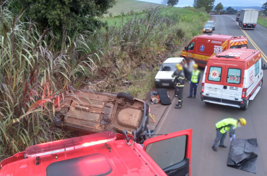 Saída de pista seguida de capotamento é registrada na BR 282