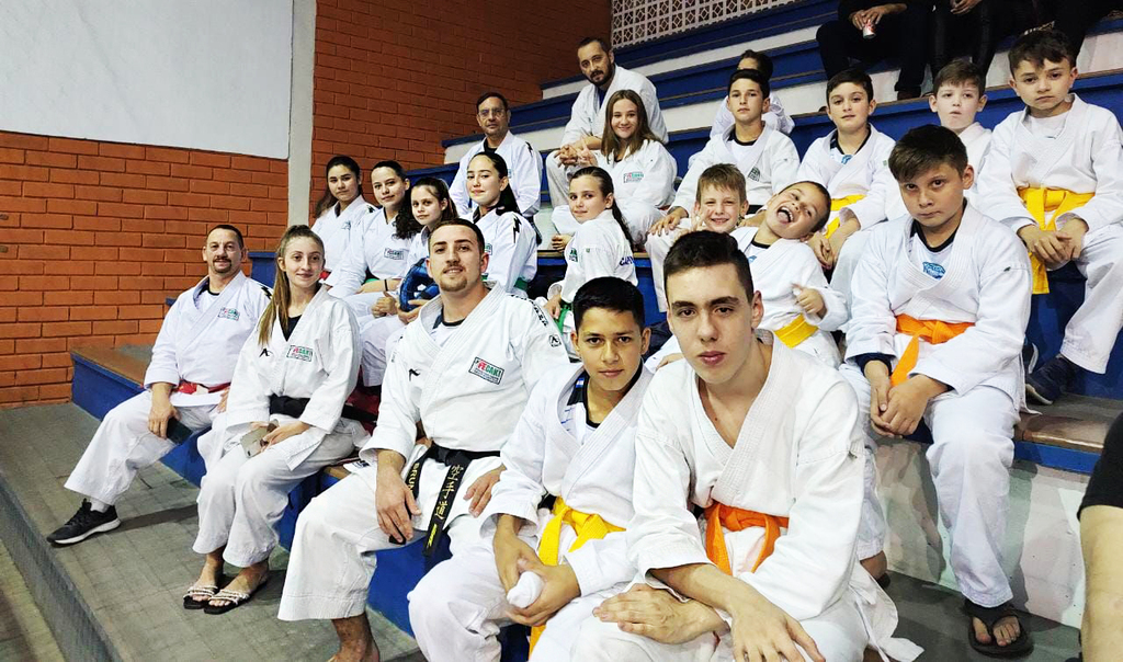 Alunos do Karatê de Lacerdópolis e Capinzal fazem apresentações na Abertura dos Jogos Municipais