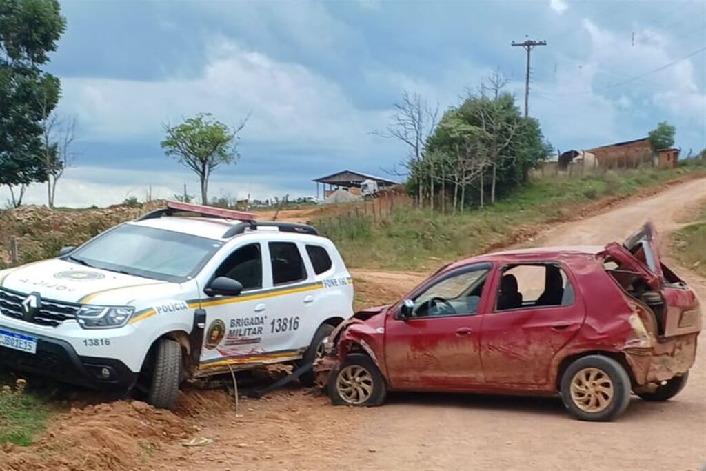 Motorista embriagado se envolve em acidente e depois bate carro em viatura da Brigada Militar