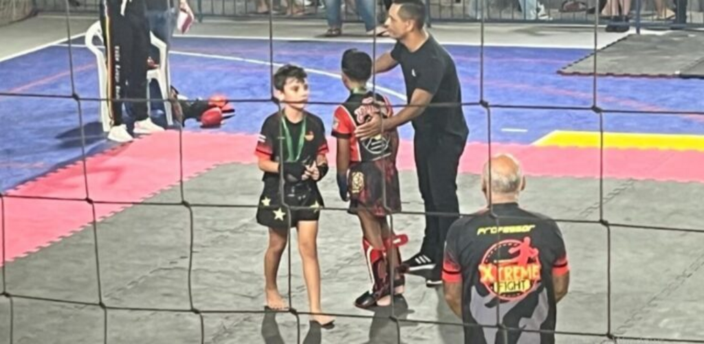 Menino de 9 anos é bicampeão catarinense de Muay Thai