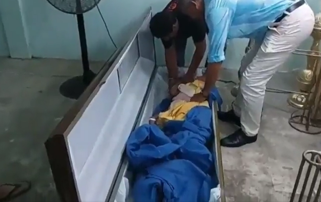 Idosa acorda dentro de caixão enterrado no Equador
