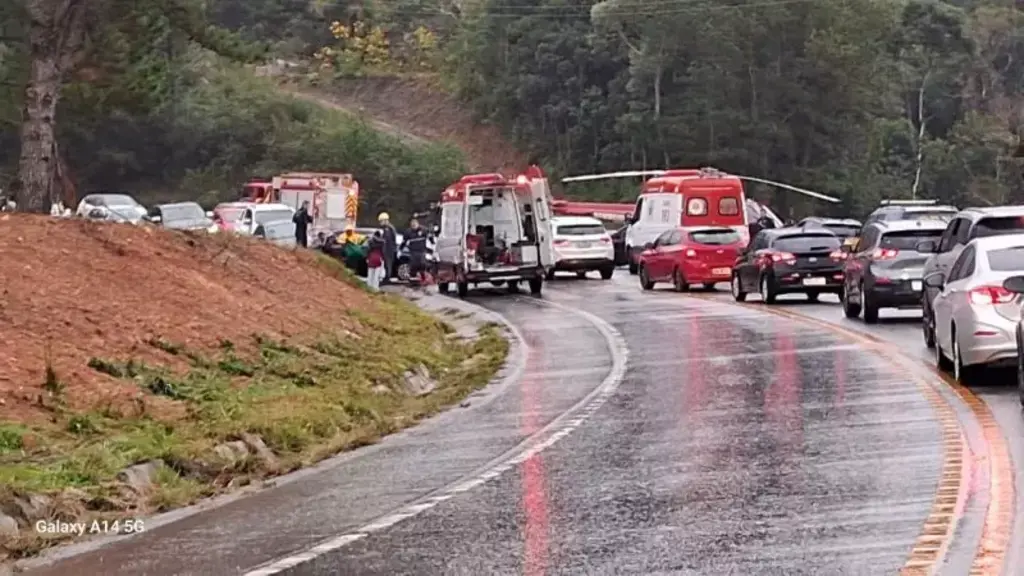 Na BR-282, acidente entre dois carros deixa sete feridos em Rancho Queimado