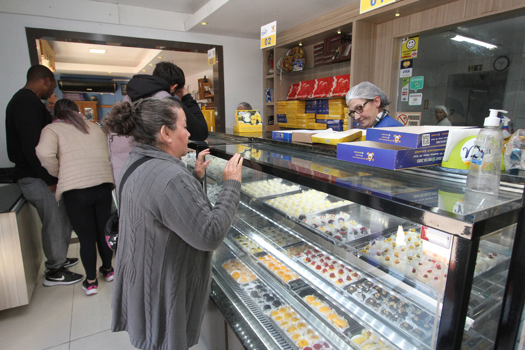 Foto: Carlos Queiroz - DP - Excursões passam pelo comércio local em busca de doces
