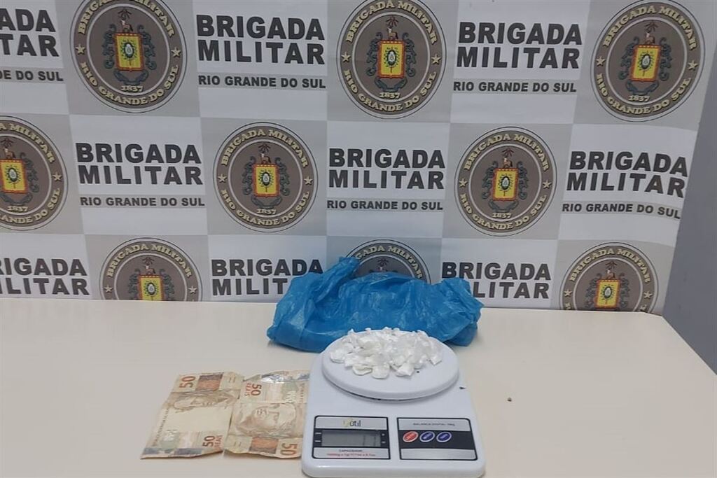 Foto: Brigada Militar - 31 porções de cocaína e a quantia de R$ 100 foram apreendidos com o suspeito