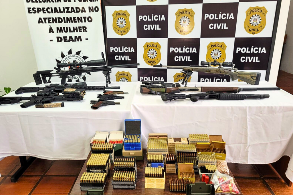 título imagem Arsenal de armas e munições é apreendido em residência de investigado por crimes contra a mulher em Cruz Alta