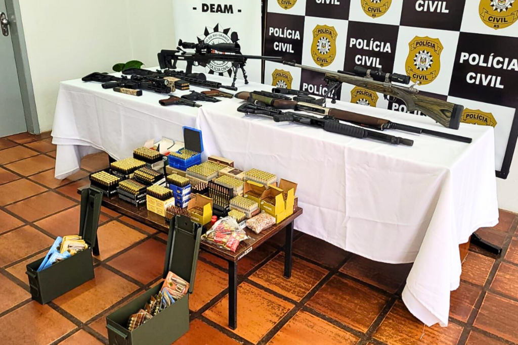 título imagem Arsenal de armas e munições é apreendido em residência de investigado por crimes contra a mulher em Cruz Alta