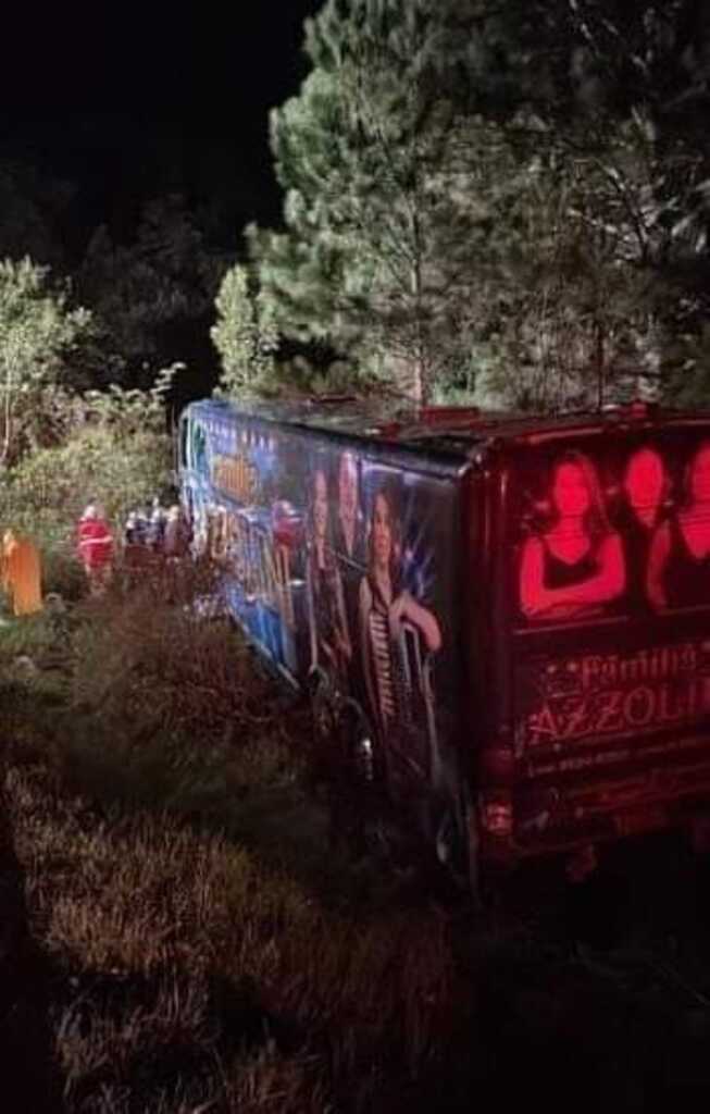 Duas pessoas morrem em colisão frontal entre veículo e ônibus da Banda Família Azzolini, na PR-280