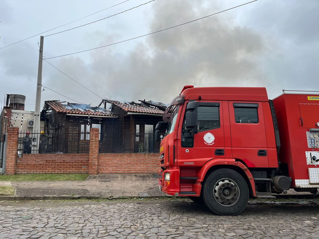 título imagem Casa de madeira fica totalmente destruída após incêndio em Camobi