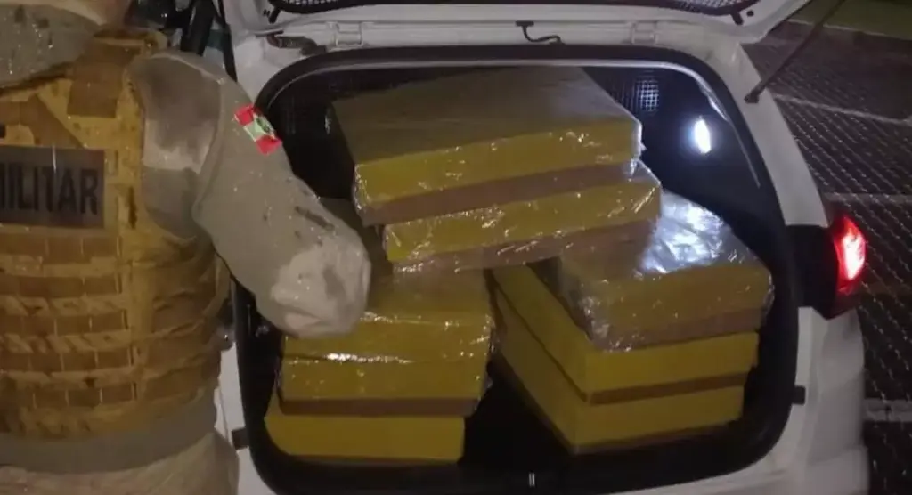 Polícia Militar foi acionada para verificar uma mercadoria suspeita e descobriu a presença de mais de 295 quilos de cocaína em Garuva