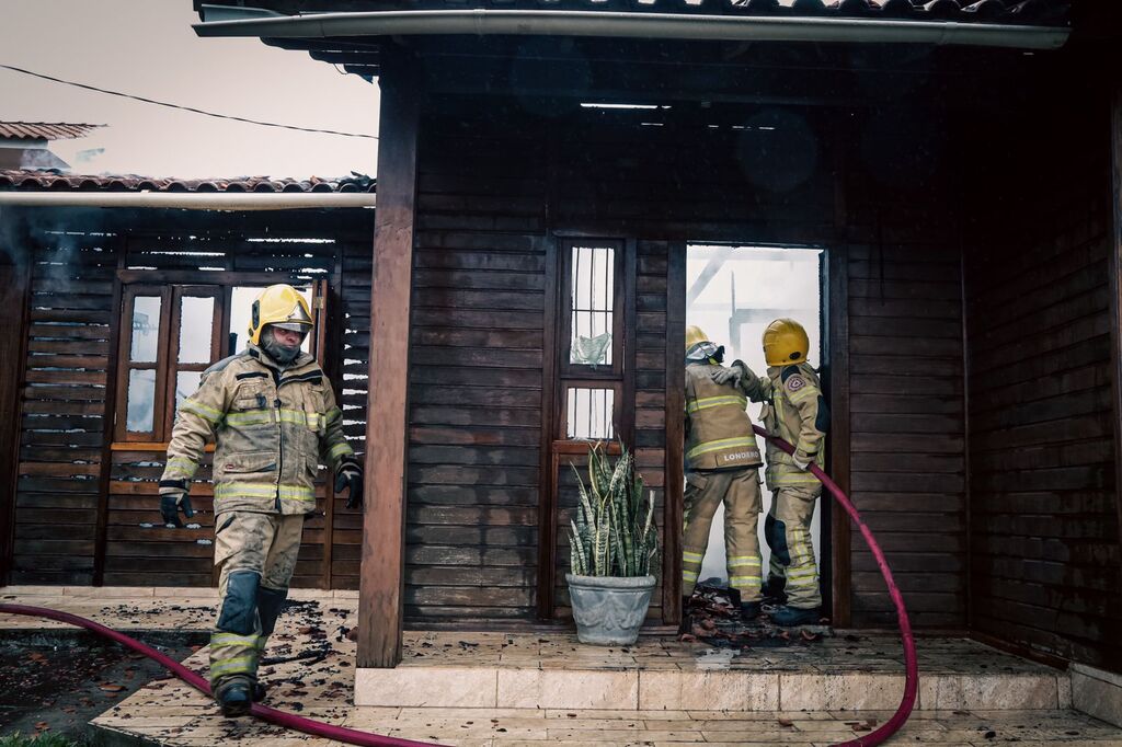 Casa é consumida pelo fogo em Camobi