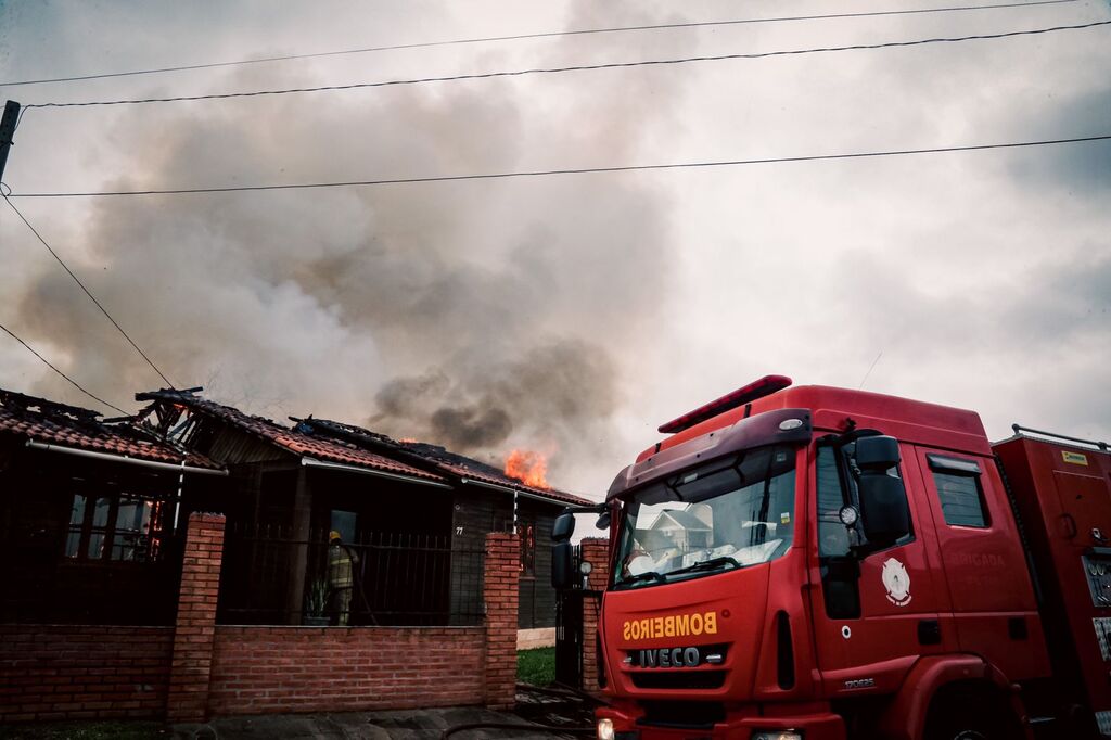 Casa de madeira fica totalmente destruída após incêndio em Camobi