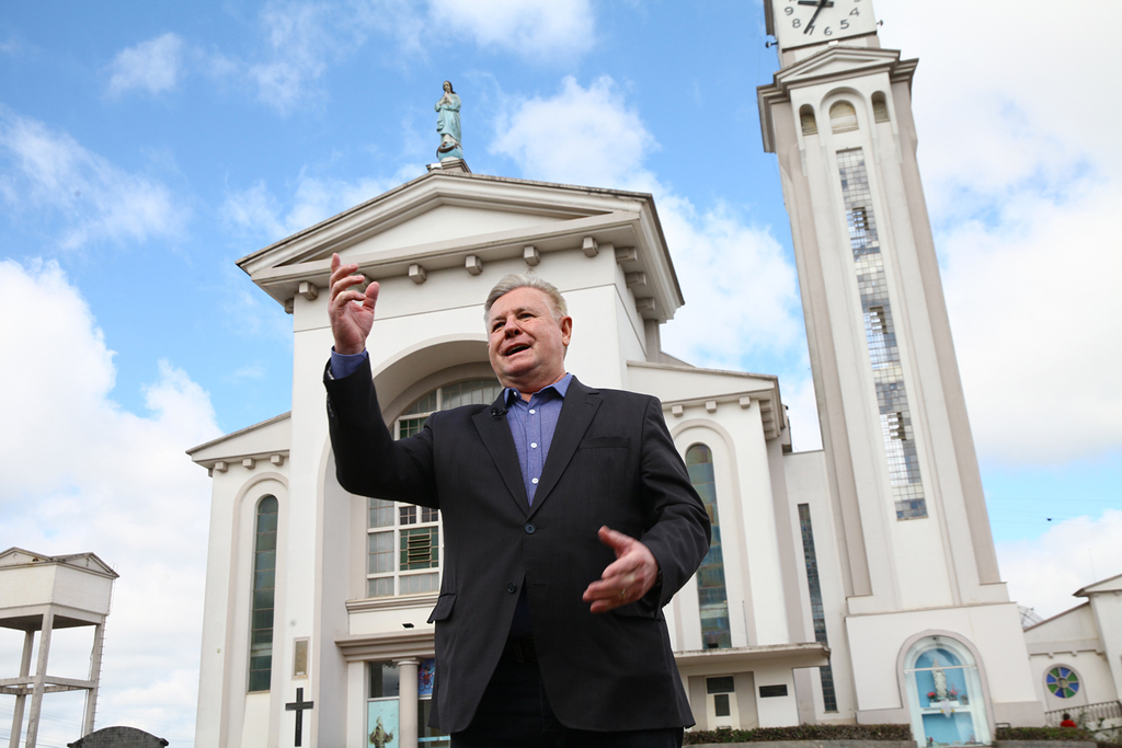 FOTO: Solon Soares/Agência AL - Deputado Nilso Berlanda, em frente à Igreja Matriz de Curitibanos