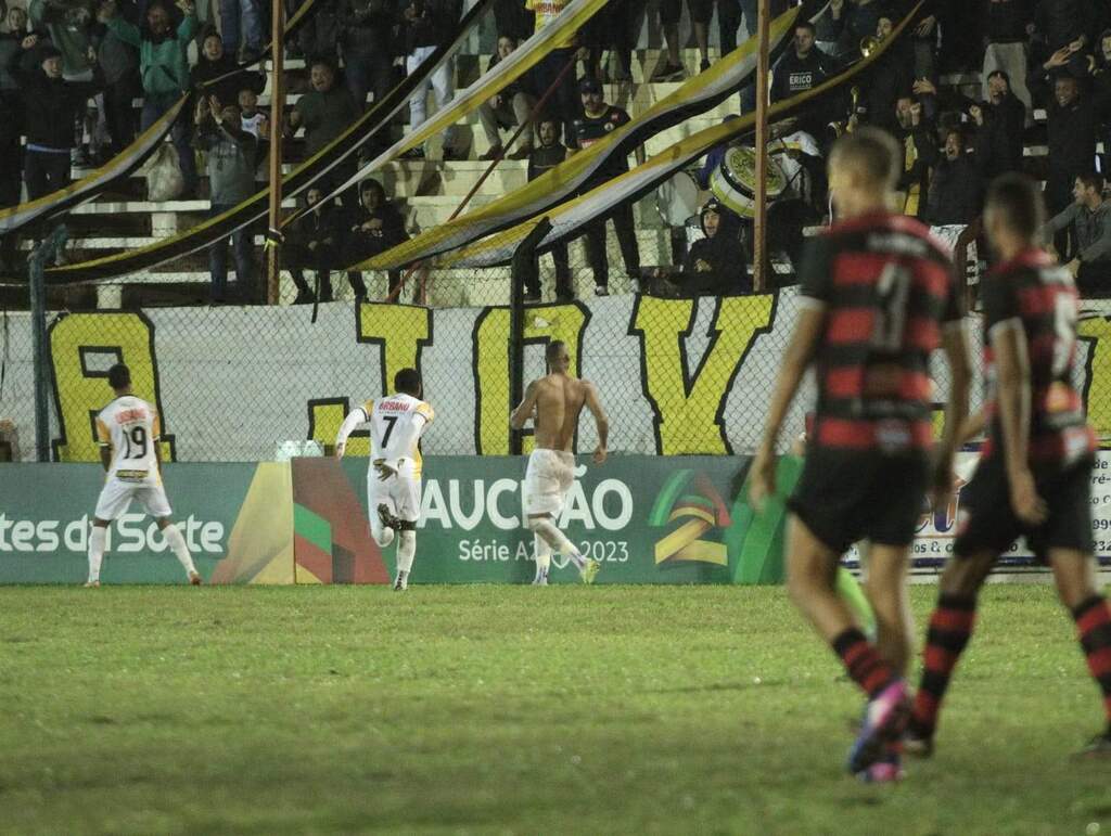 Foto: Gean Camargo - Especial - Vitor Alagoano, artilheiro da competição, comemora o gol da vitória contra o Guarani-VA, no estádio Sílvio de Faria Corrêa, palco do duelo diante do Lobo