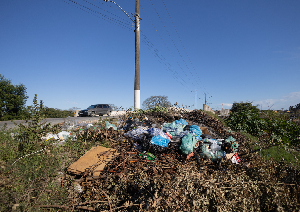 Moradores do Simões reclamam do lixo acumulado às margens do canal