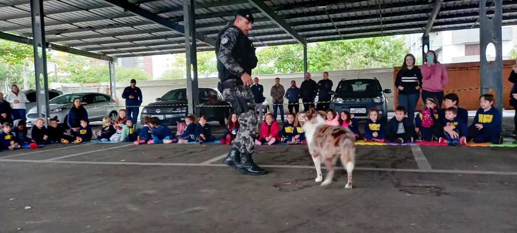 CANIL DO CRPO LITORAL FAZ APRESENTAÇÃO PARA ESCOLA EM TORRES