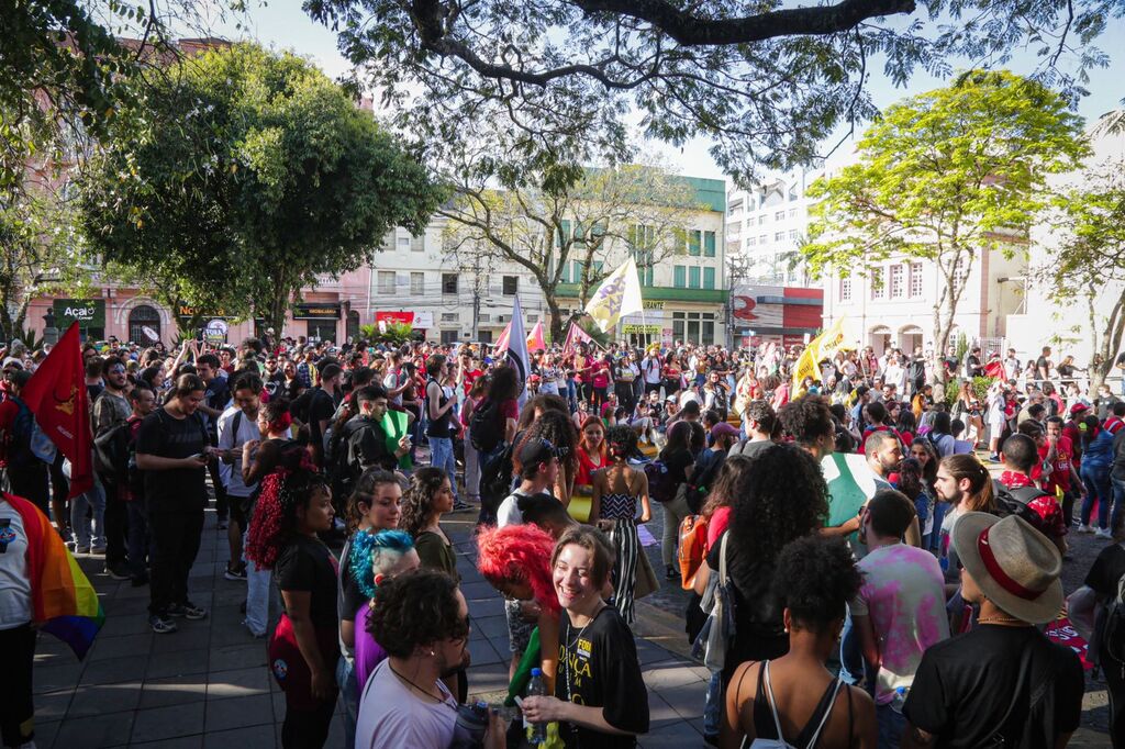 Manifestantes fazem protesto contra o governo Bolsonaro na Praça Saldanha Marinho