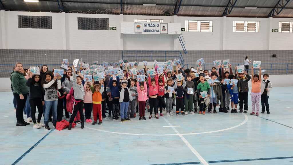 Alunos das escolas municipais e estaduais recebem livros infantis