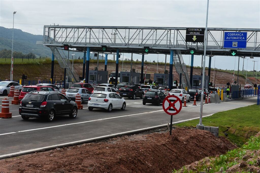 Primeiro dia de operação dos três novos pedágios da RSC-287 registra filas