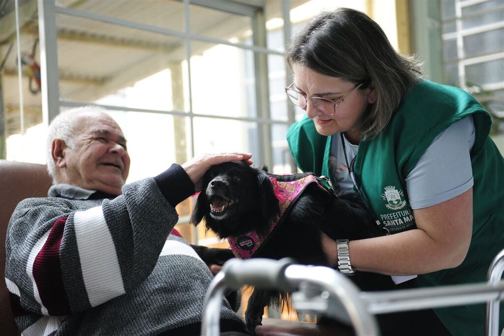 Pet terapia leva alegria aos abrigados no Lar Vila Itagiba