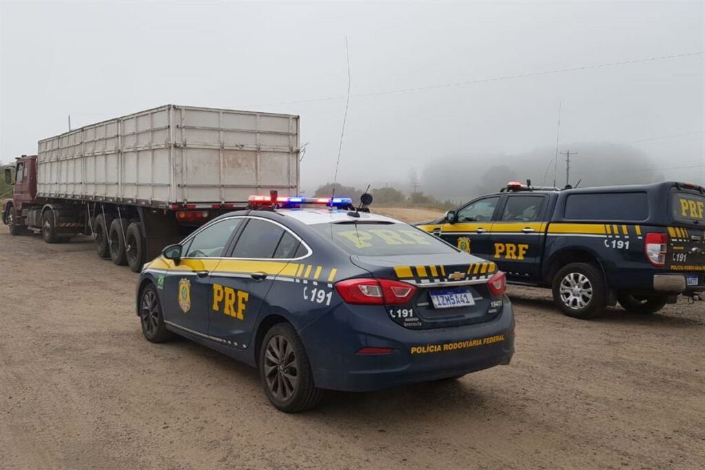 Veículos antigos trazidos do Uruguai são apreendidos pela PRF em Santa Maria