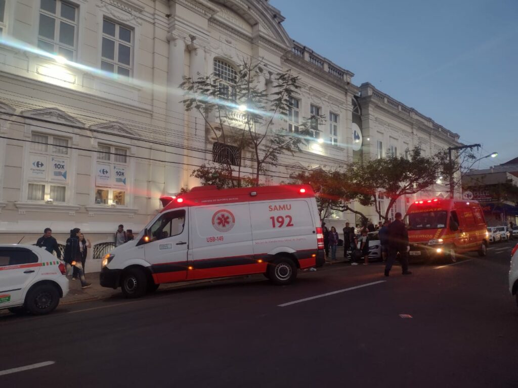 Homem é esfaqueado em frente a supermercado no Centro de Santa Maria