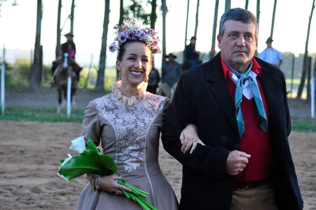 Pilchados e com entrada a cavalo, casamento campeiro é atração em Formigueiro