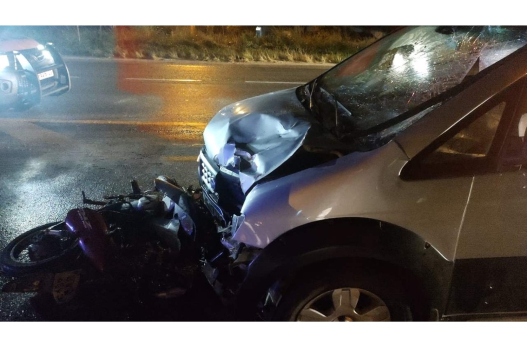 Mulher morre após grave acidente entre carro e moto em Laguna