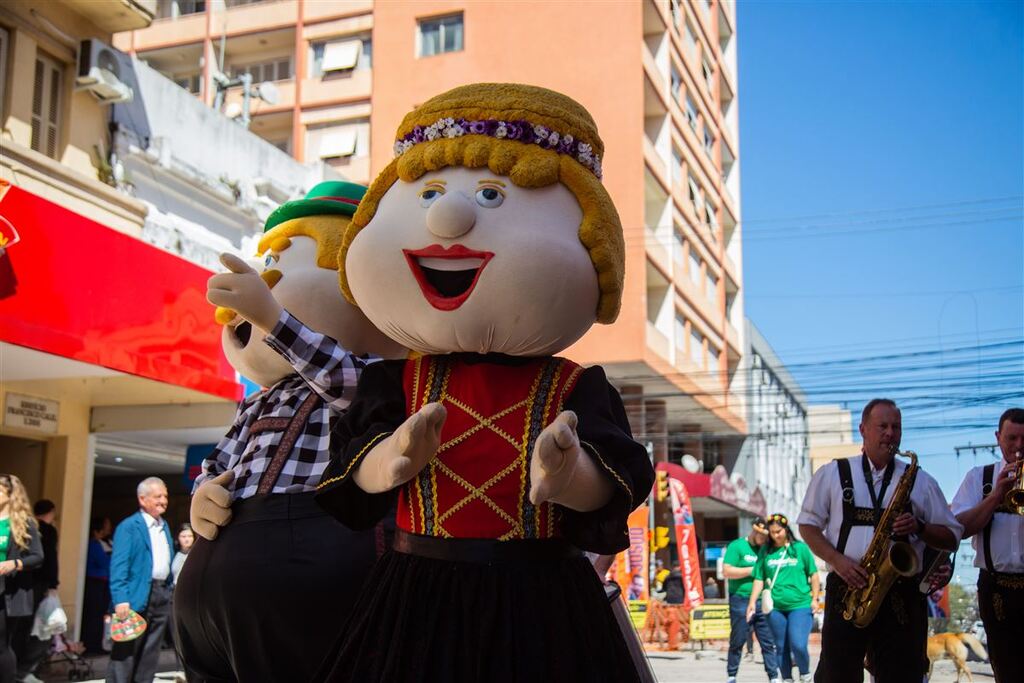 Comitiva da 37ª Oktoberfest de Santa Cruz visitou Santa Maria neste sábado