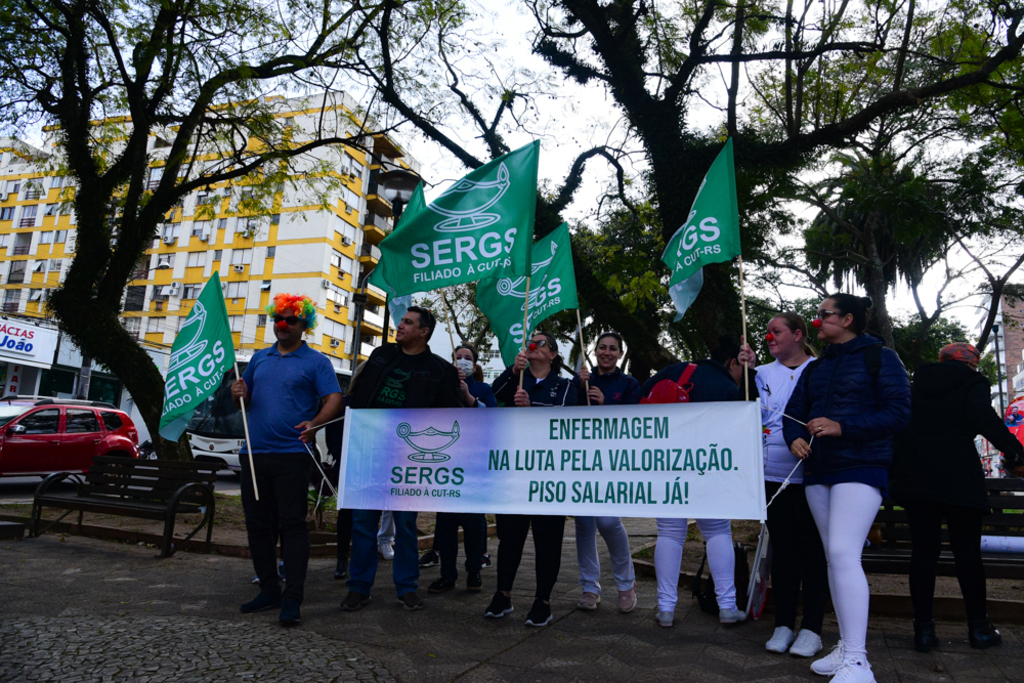 Profissionais de enfermagem protestam contra suspensão da lei que garante piso salarial em Santa Maria