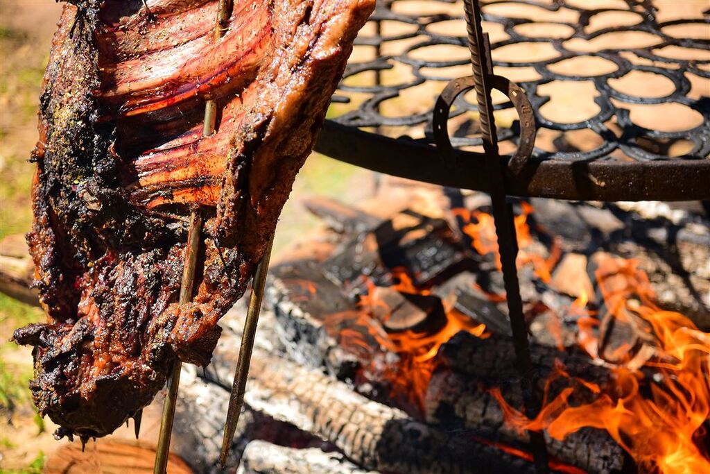 Substituir os cortes da carne ajuda a deixar o churrasco menos “salgado”