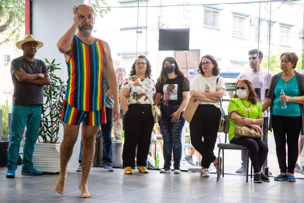 Professor da UFSM lança livro sobre homens na dança