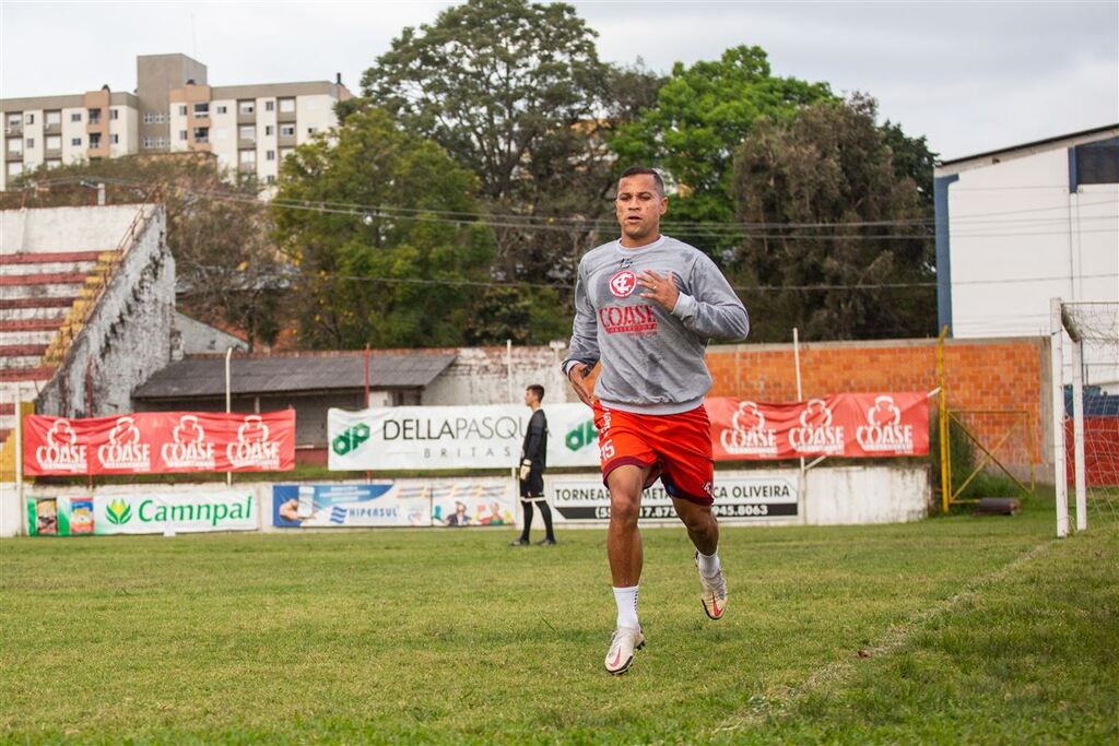 Meia Eliomar deve desfalcar o Inter-SM na estreia da Copa FGF