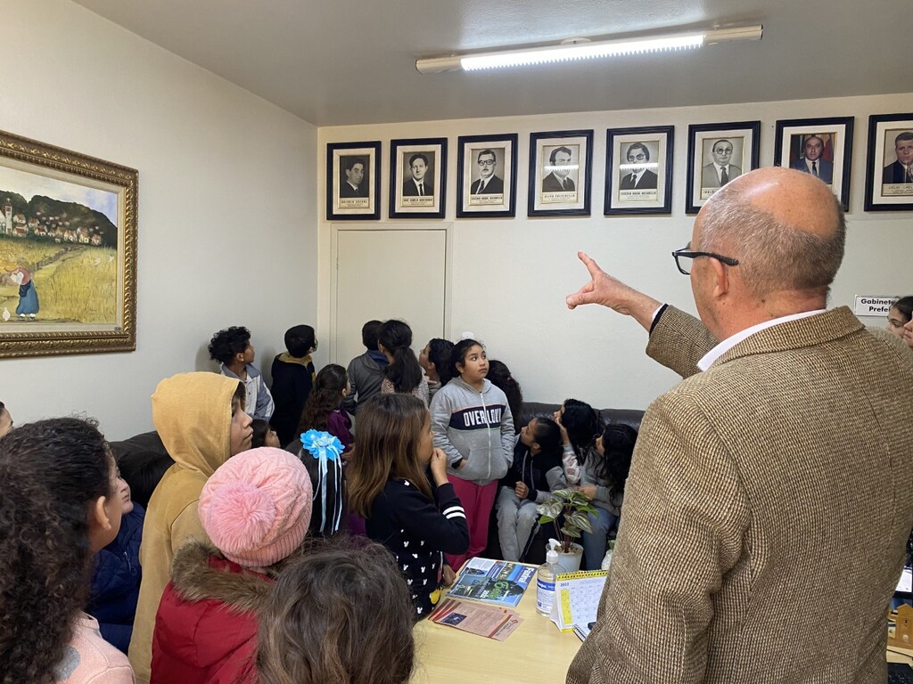 Alunos da Escola Paulo Freire visitam a prefeitura de Faxinal do Soturno