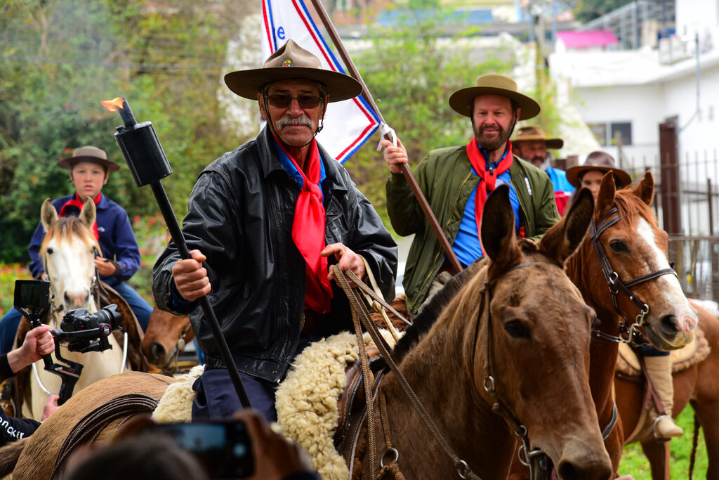 Centelha da Chama Crioula é distribuída para entidades tradicionalistas da 13ª RT