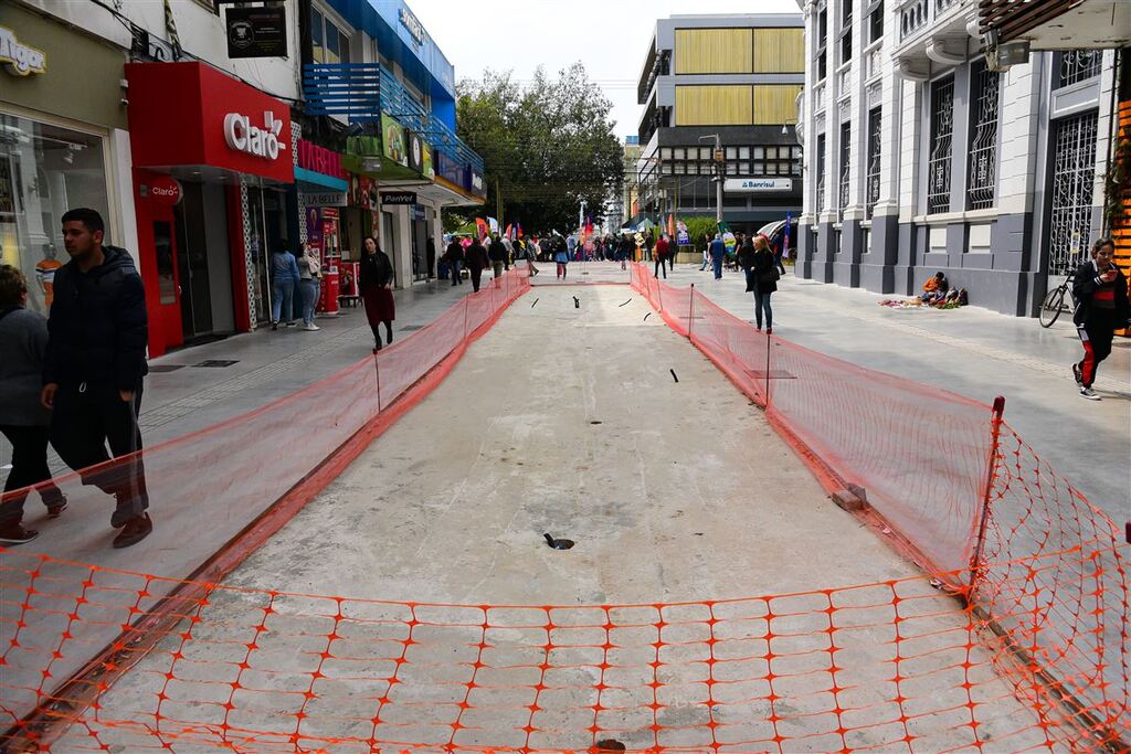 Em três meses de obras do Calçadão Salvador Isaia, saiba o que avançou e a opinião de lojistas