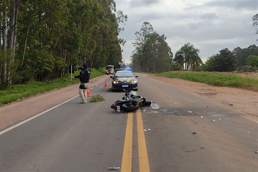 Motociclista fica gravemente ferido após colidir em caminhão em Caçapava do Sul