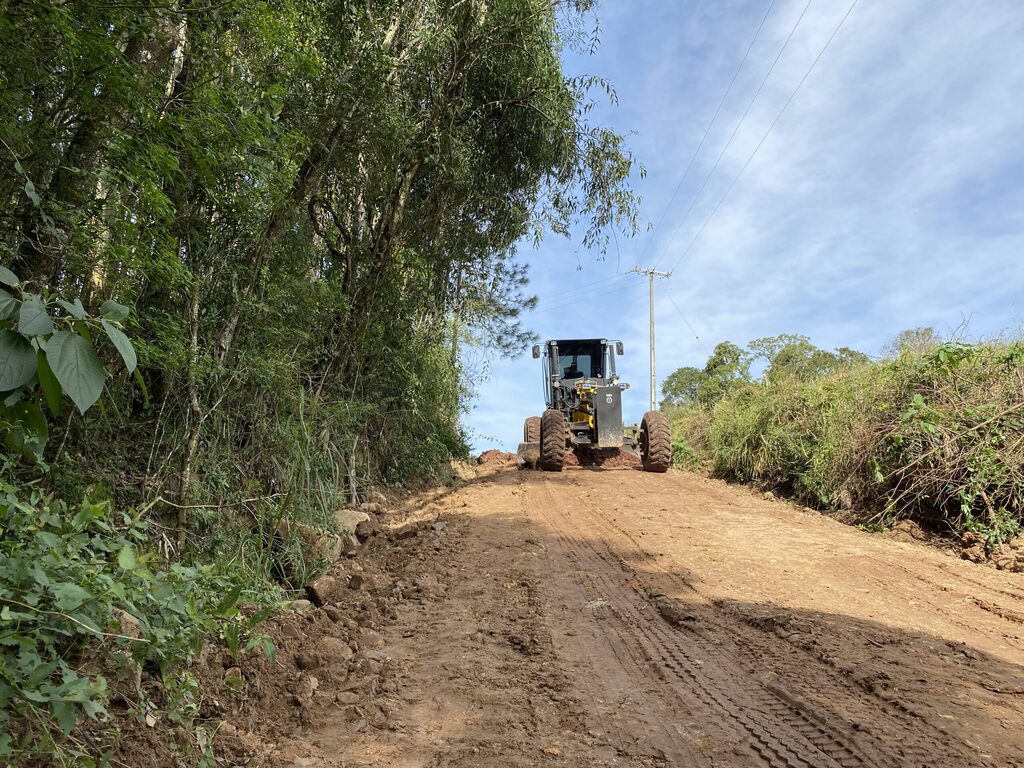 Secretaria de Obras segue com patrolamento de estradas no interior de Faxinal do Soturno