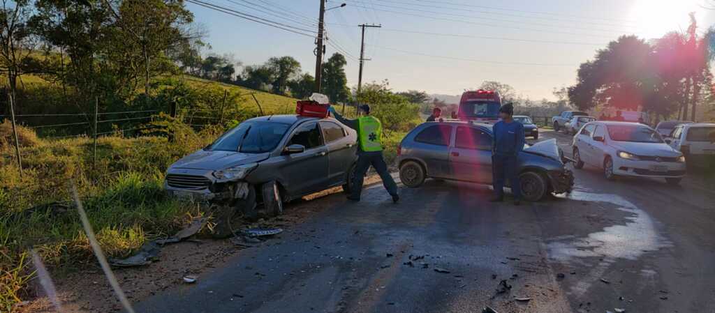 Motoristas ficam feridos em colisão frontal entre dois carros em Jaguaruna