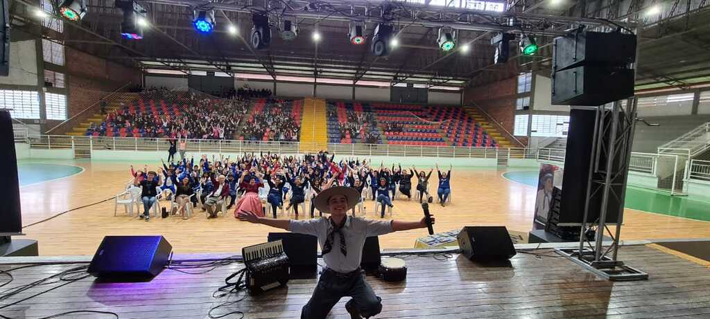 Alunos de São Sepé participam de bate-papo com Cantor Thomas Machado