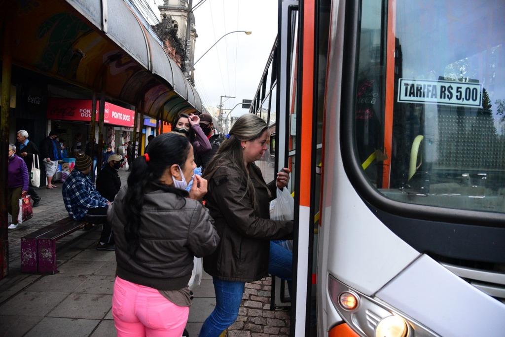 Após decreto municipal, população já embarca em ônibus sem a obrigação do uso de máscaras