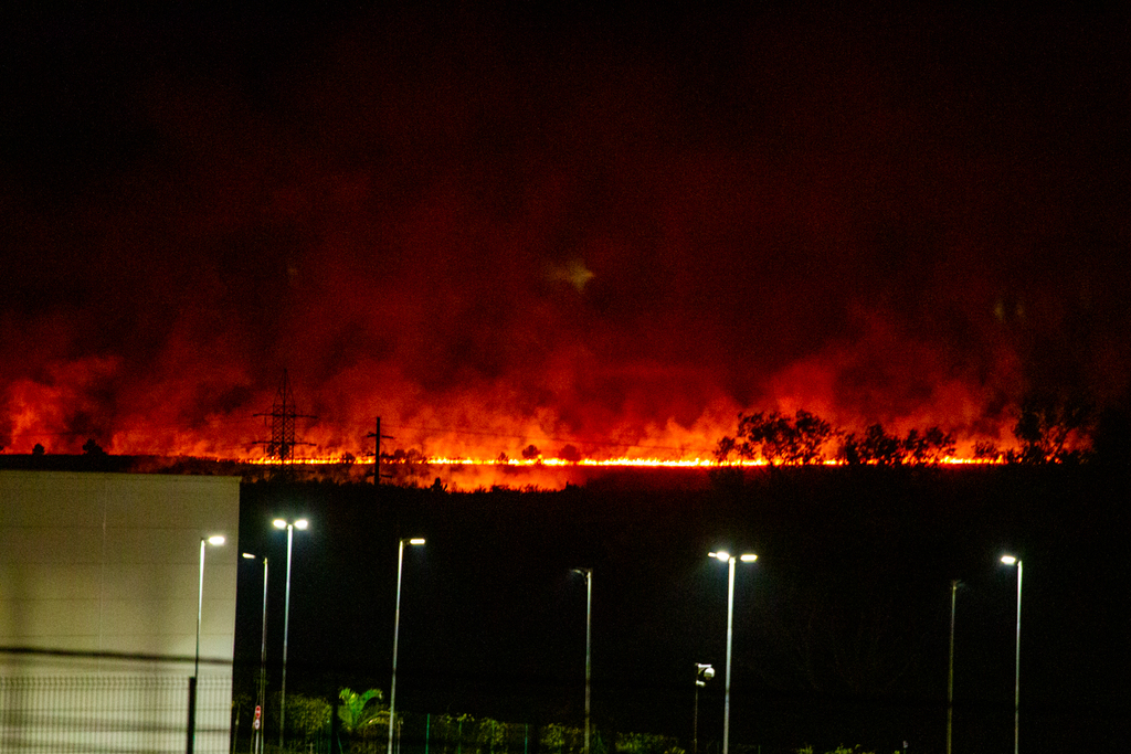 Incêndio de grandes proporções atinge Campo de Instrução de Santa Maria durante o início da noite desta quinta-feira